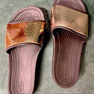 NWOT Crocs Sloane Slide Low slides In Bronze/Gold size 9